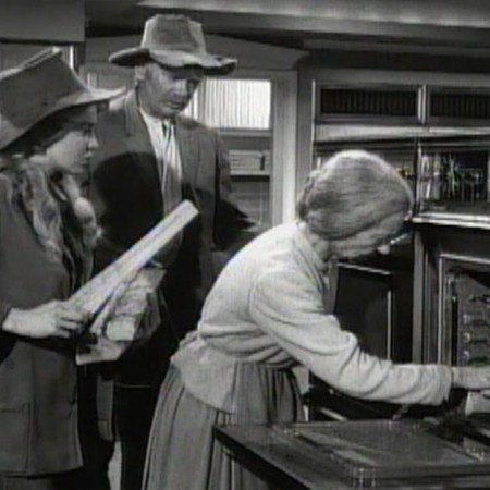 Jed and Ellie May watch Granny at oven